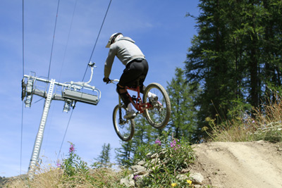 un ado en plein jump dans le bike park de Serre Chevalier