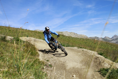 un stagiaire de l'ecole de VTT Buissonnière en plein virage relevé